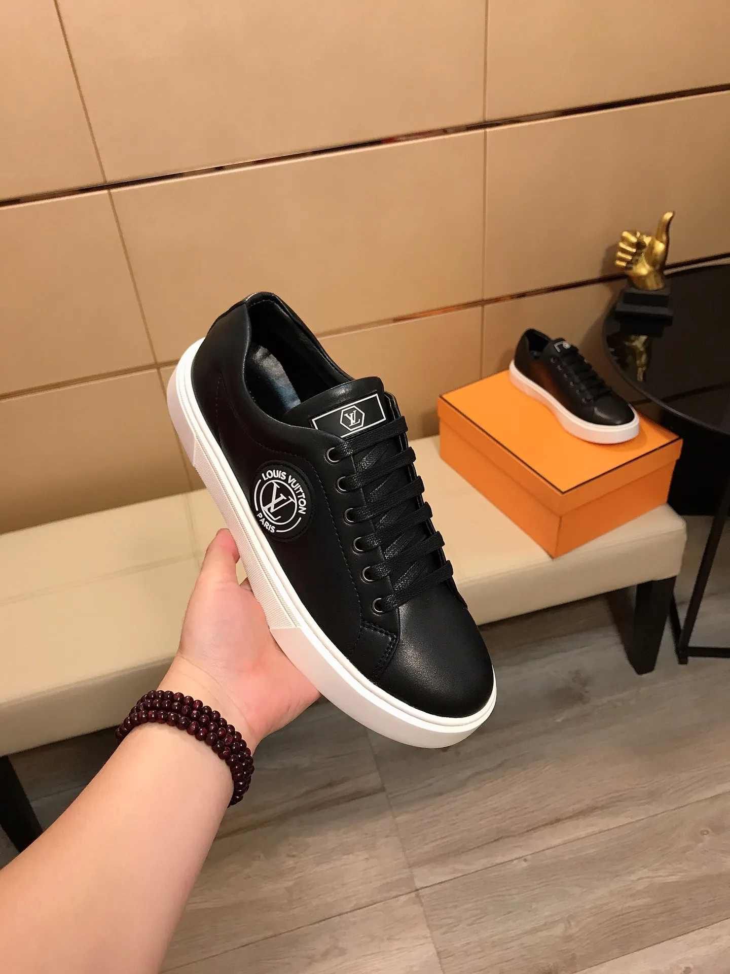 Factory price P360 👟👟💥【LV Louis Vuitton】The latest trendy casual shoes for men, made of imported cowhide with brand logo, genuine leather lining, rubber outsole that is wear-resistant and non-slip, high-level version, perfect on-foot effect, and exquisite workmanship. Code number: 38-44